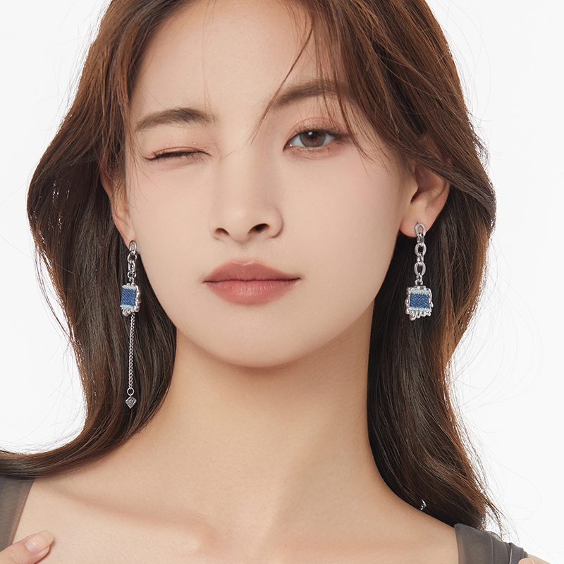 布藝詩情 · 不對稱牛仔布藝耳環 | 飾品推薦