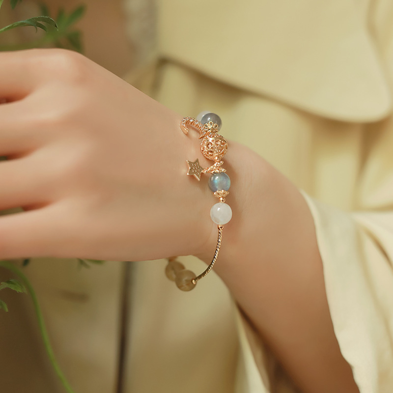 溫柔星月 · 藍月光石水晶手串 | 飾品推薦