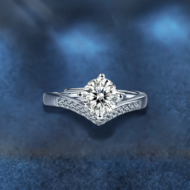 公主皇冠 · V形莫桑石鑽石女生戒指 | 交往紀念日禮物 