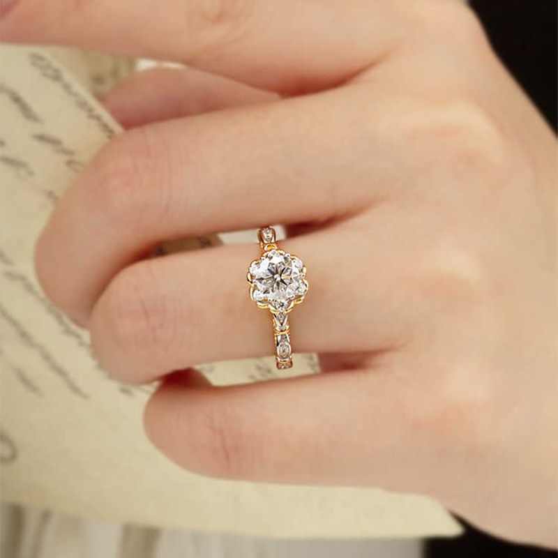 玫瑰手捧花 · S925純銀莫桑鑽戒 | 求婚驚喜 