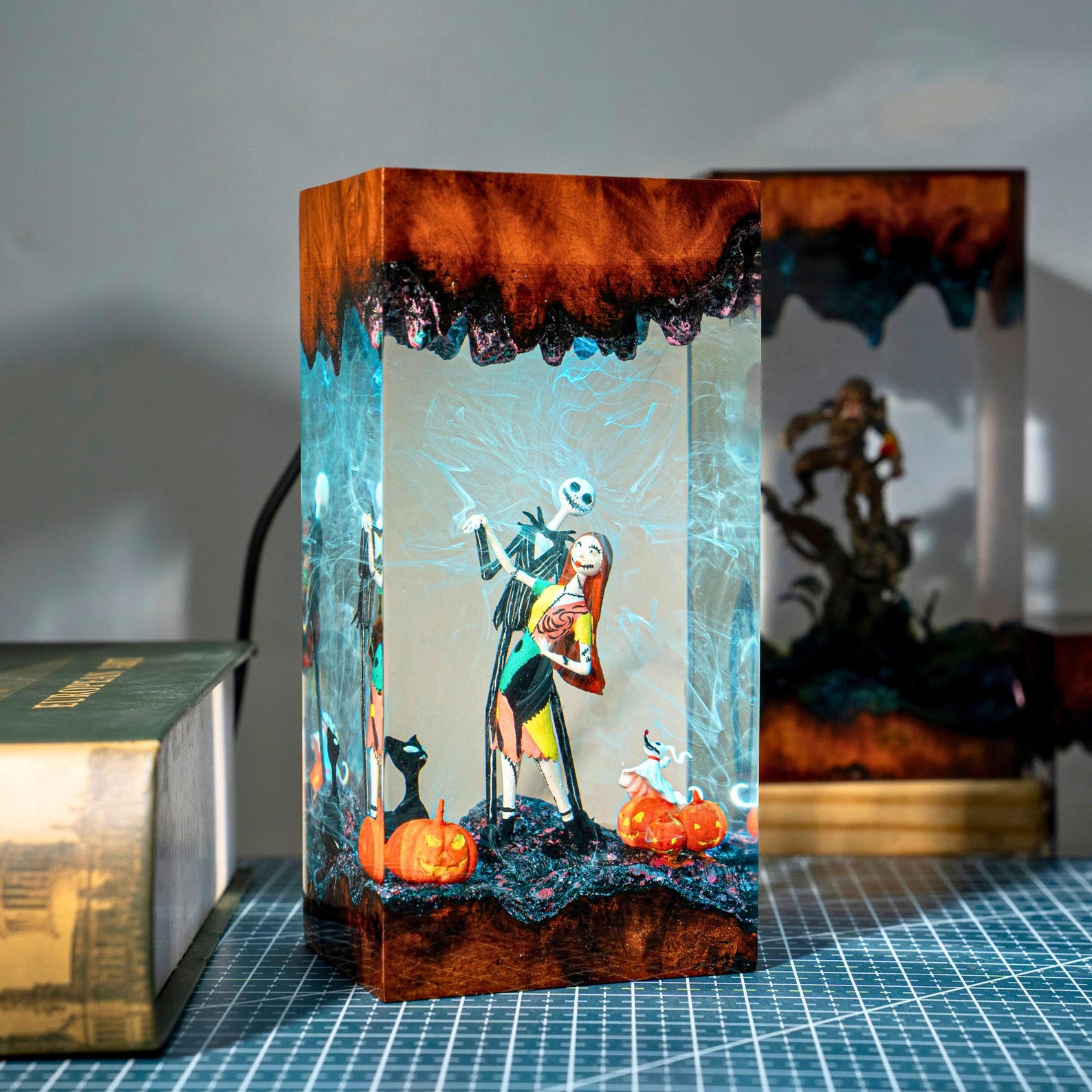 🎃Halloween Resin Epoxy Night Lamp – Spooky Hand, Bats & Pumpkin Gothic Home Decor Light
