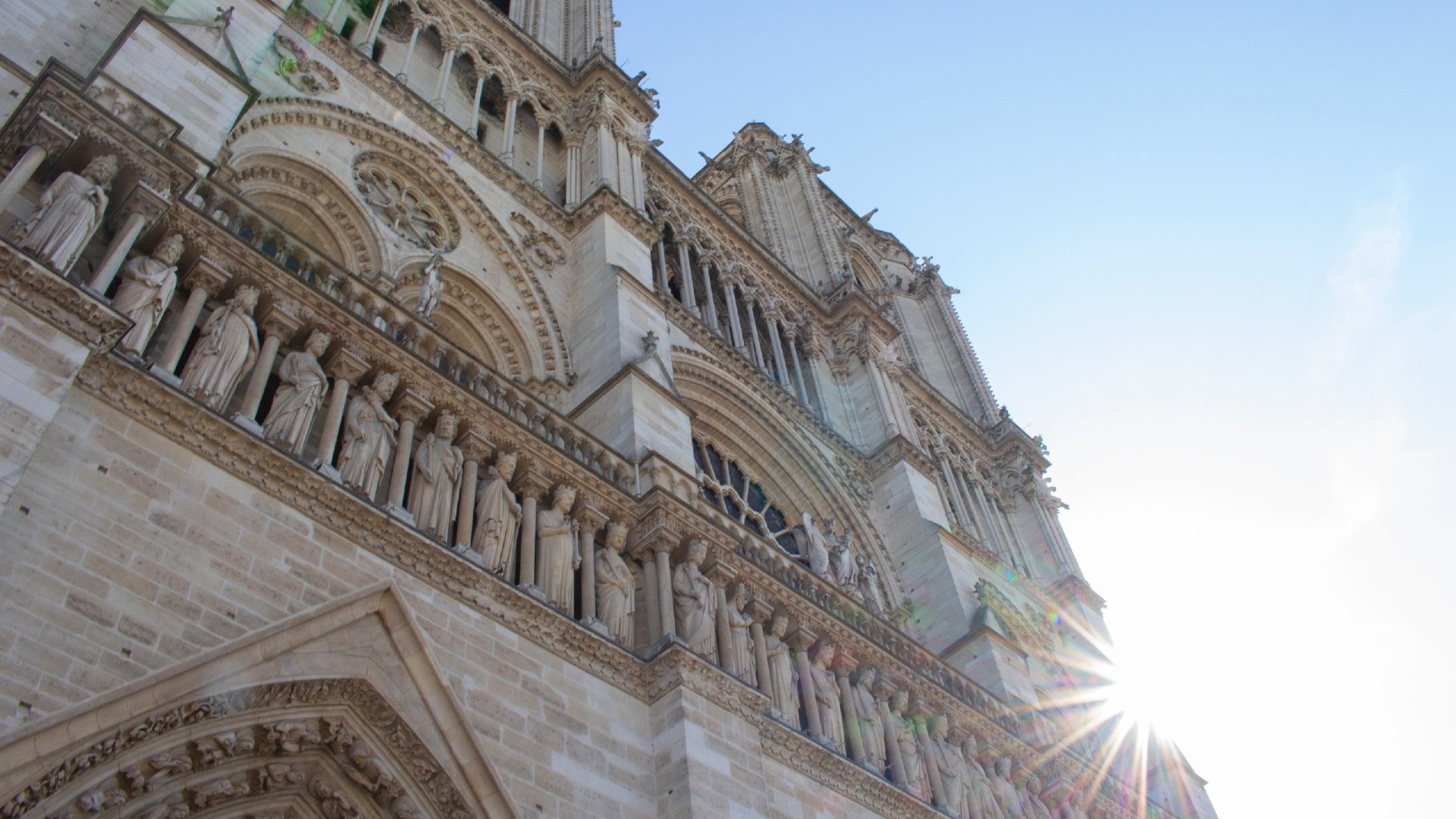 幸福的爱情都是一种模样，而不幸的爱情却各有各的成因，最常见的原因有两个：太早，或者，太迟。——席慕蓉《透明的哀伤》-88900-图片alt01