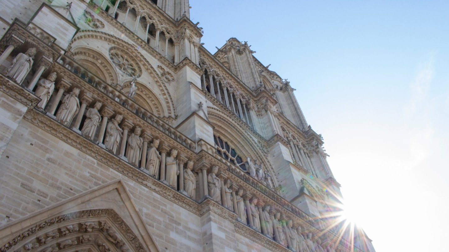 幸福的爱情都是一种模样，而不幸的爱情却各有各的成因，最常见的原因有两个：太早，或者，太迟。——席慕蓉《透明的哀伤》-88900-图片alt01