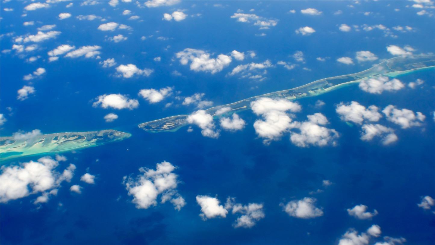 你要做一个不动声色的大人了。不准情绪化，不准偷偷想念，不准回头看。去过自己另外的生活。你要听话，不是所有的鱼都会生活在同一片海里。——村上春树《舞！舞！舞！》-88900-图片alt01