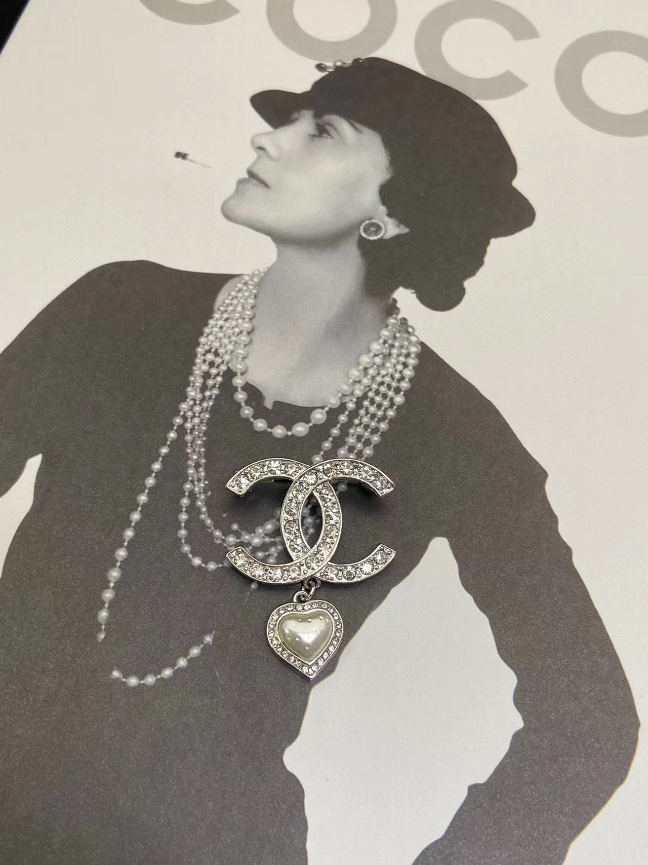 CHANE1 23B 乳白色の愛のブローチ【50％割引+送料無料】