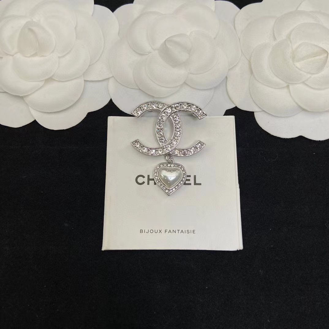 CHANE1 23B 乳白色の愛のブローチ【50％割引+送料無料】