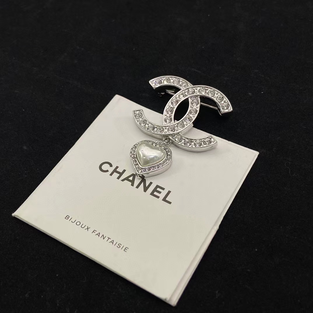 CHANE1 23B 乳白色の愛のブローチ【50％割引+送料無料】