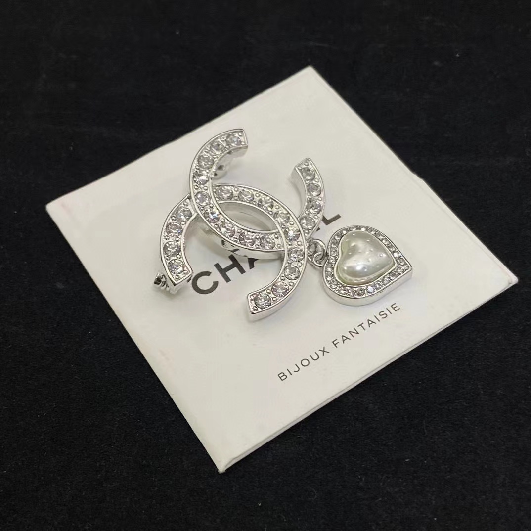 CHANE1 23B 乳白色の愛のブローチ【50％割引+送料無料】