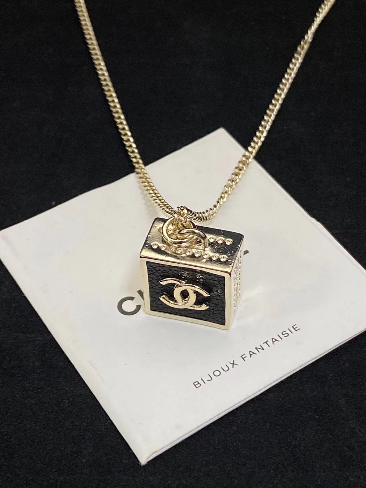 CHANE1 スクエア ラムスキン ネックレス【50％割引+送料無料】