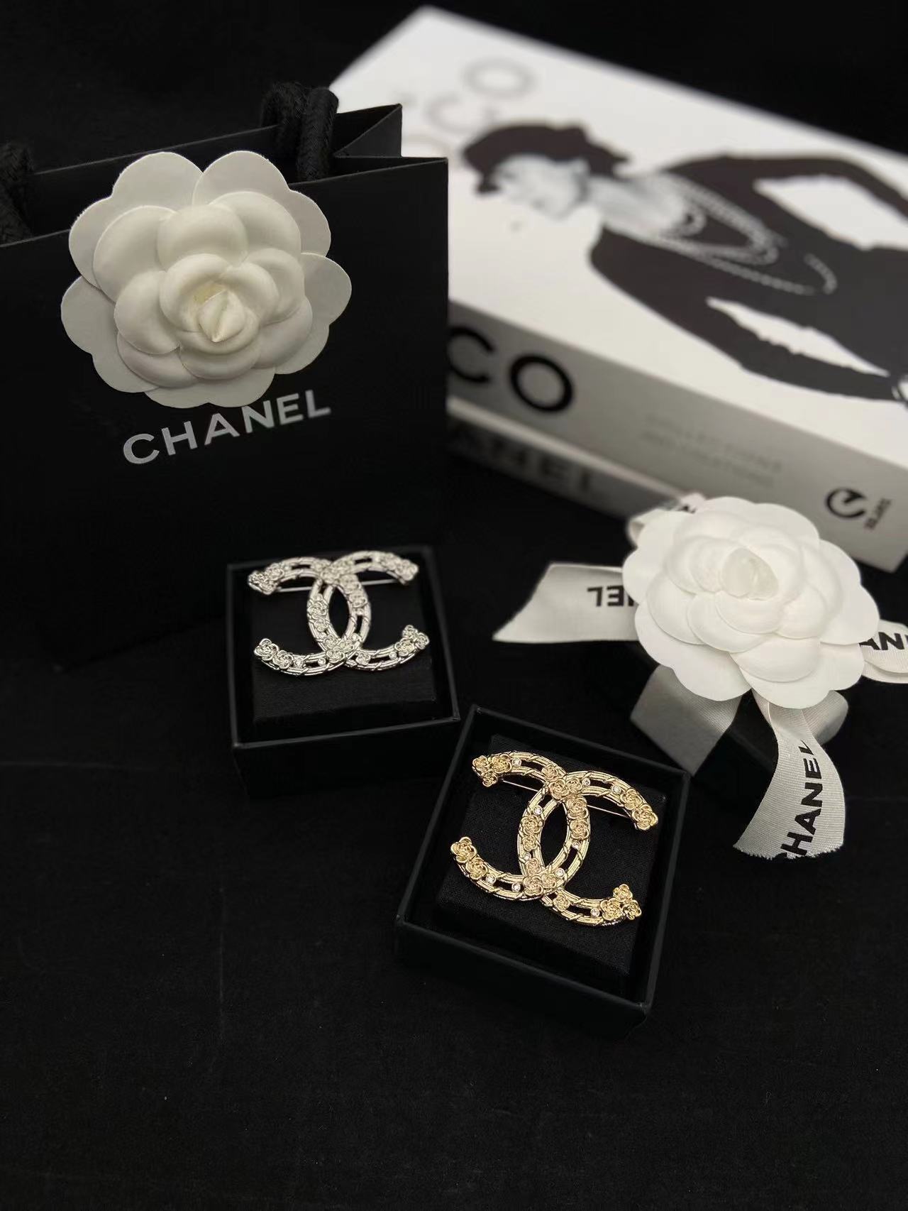 CHANE1 カメリアエンボスクリスタルCCブローチ【50％割引+送料無料】