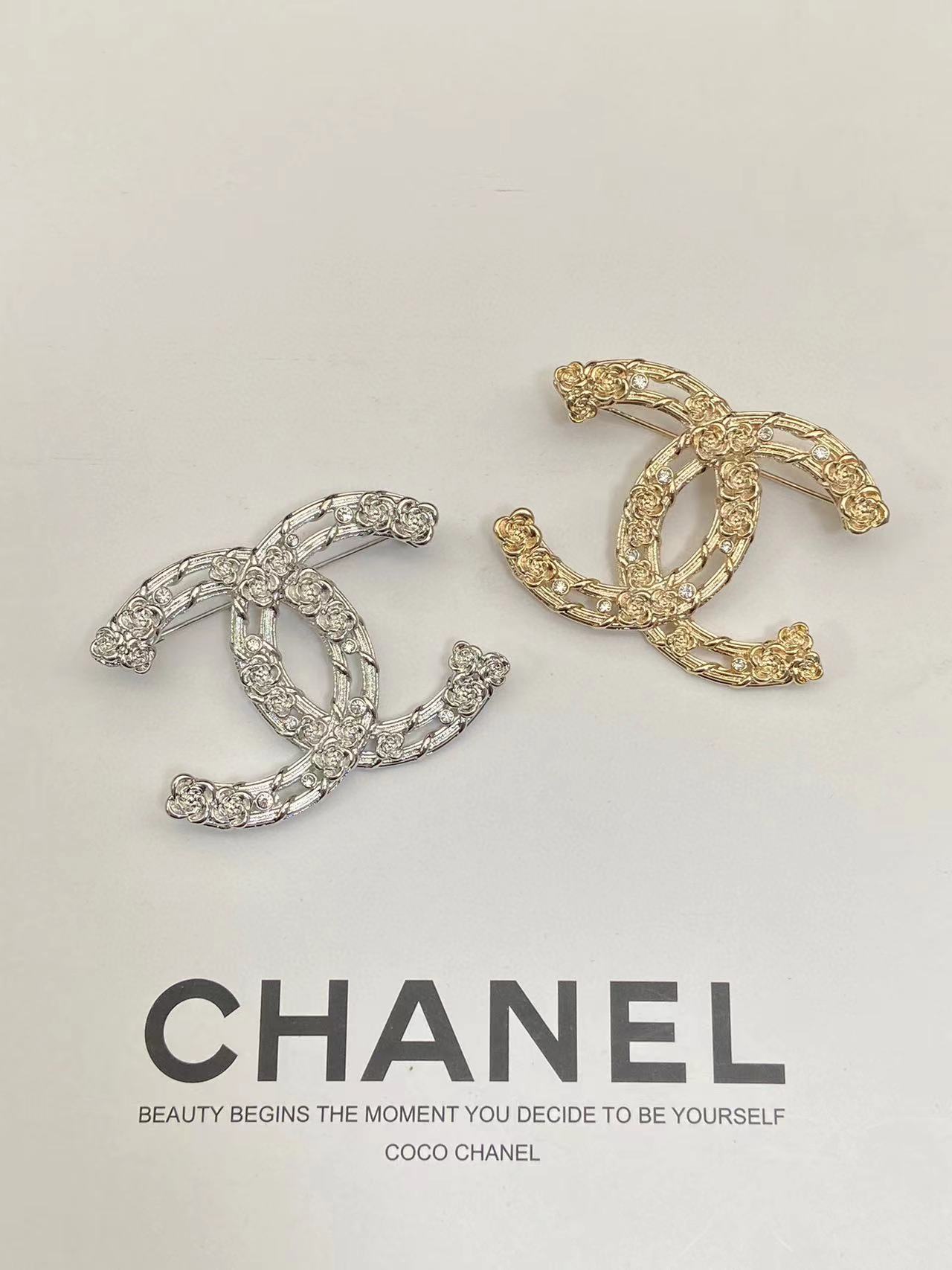 CHANE1 カメリアエンボスクリスタルCCブローチ【50％割引+送料無料】