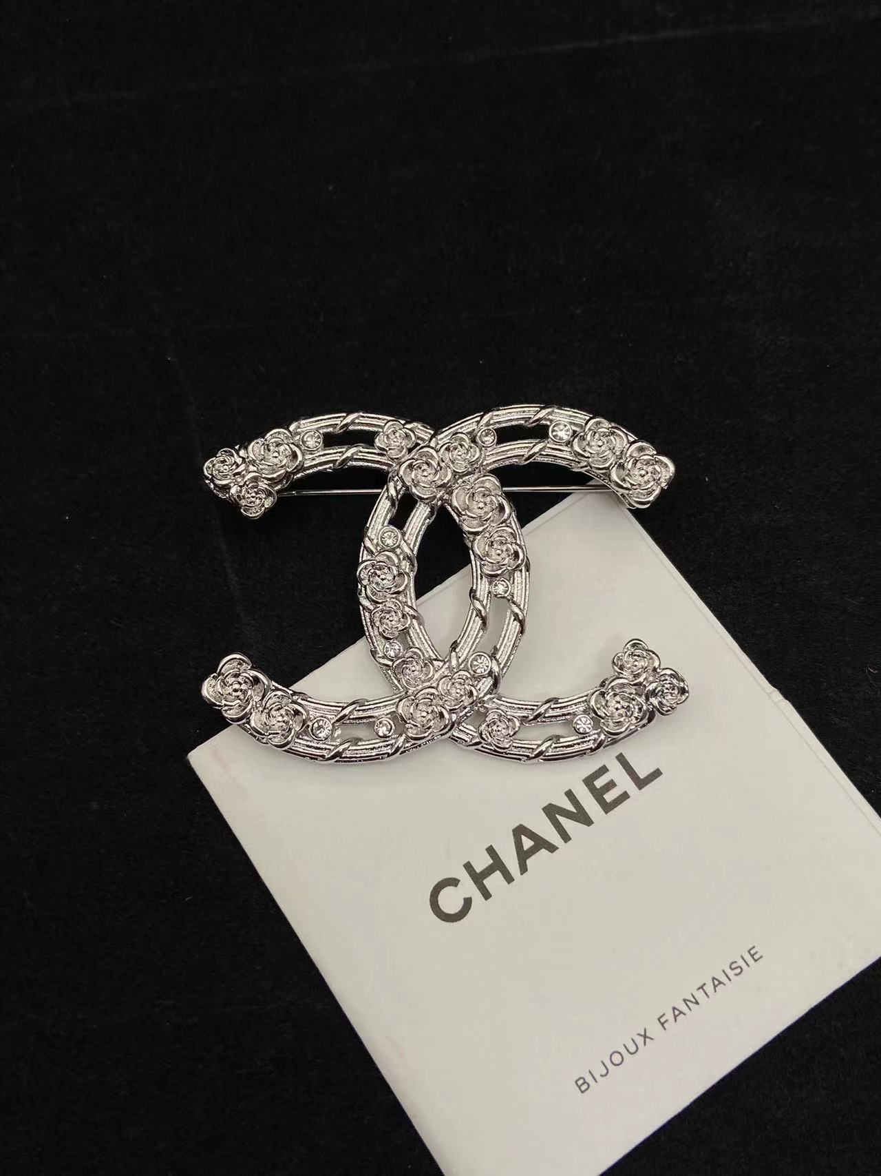 CHANE1 カメリアエンボスクリスタルCCブローチ【50％割引+送料無料】