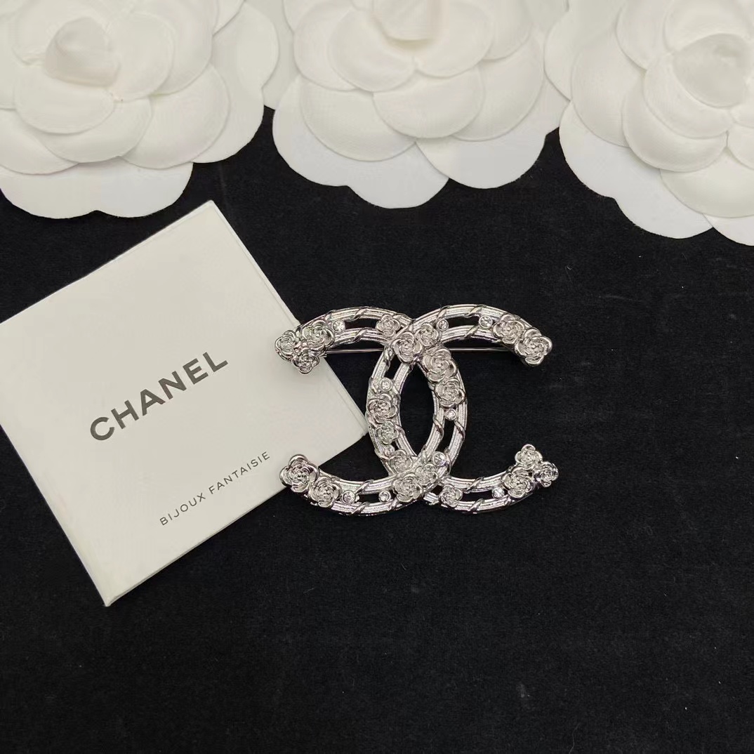 CHANE1 カメリアエンボスクリスタルCCブローチ【50％割引+送料無料】