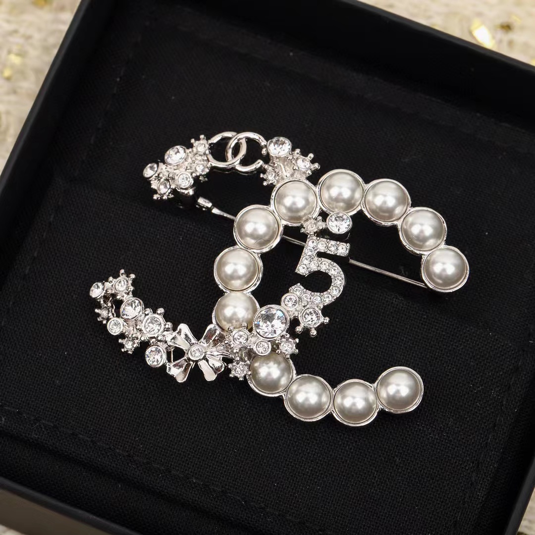 CHANE1 ダブルCパールブローチ【50％割引+送料無料】