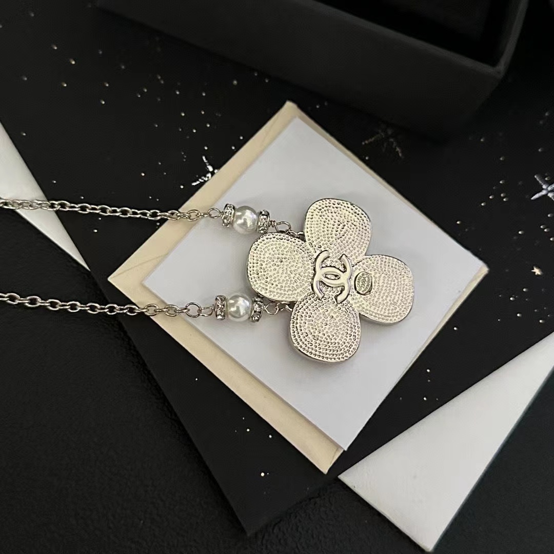 CHANE1 四つ葉のクローバー スクエアロゴ ネックレス【50％割引+送料無料】