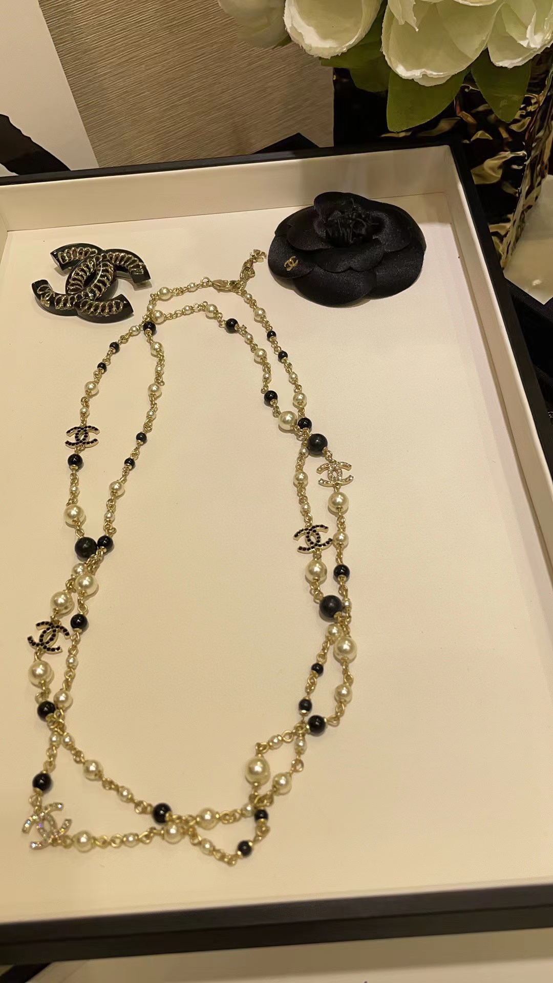 CHANE1 黒と白のパールとラインストーンのダブル C セーター チェーン【 50％割引+送料無料】