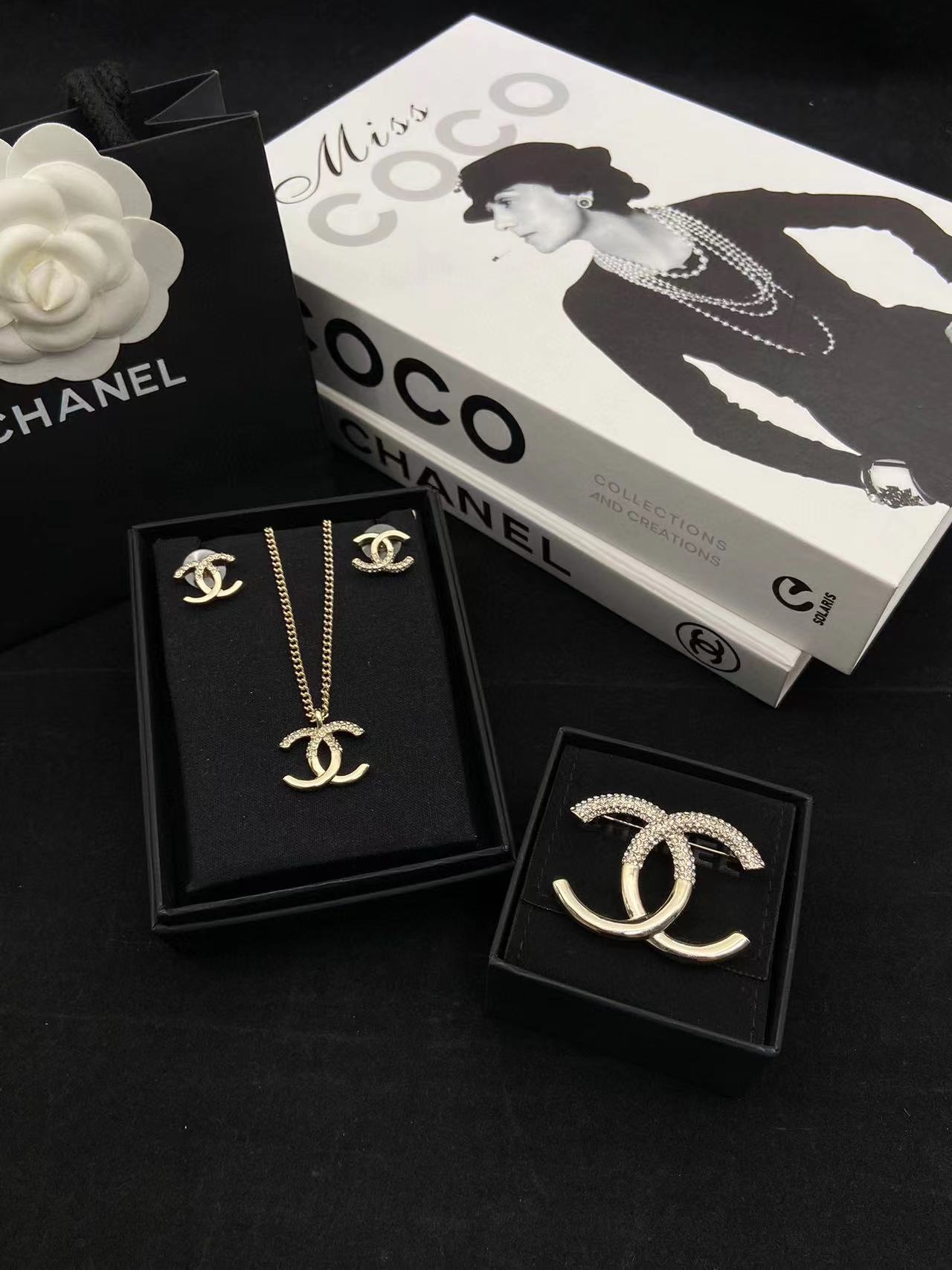 CHANE1 ハーフダイヤモンド ピアス+ブローチ+ネックレス 3点セット【 50％割引+送料無料】