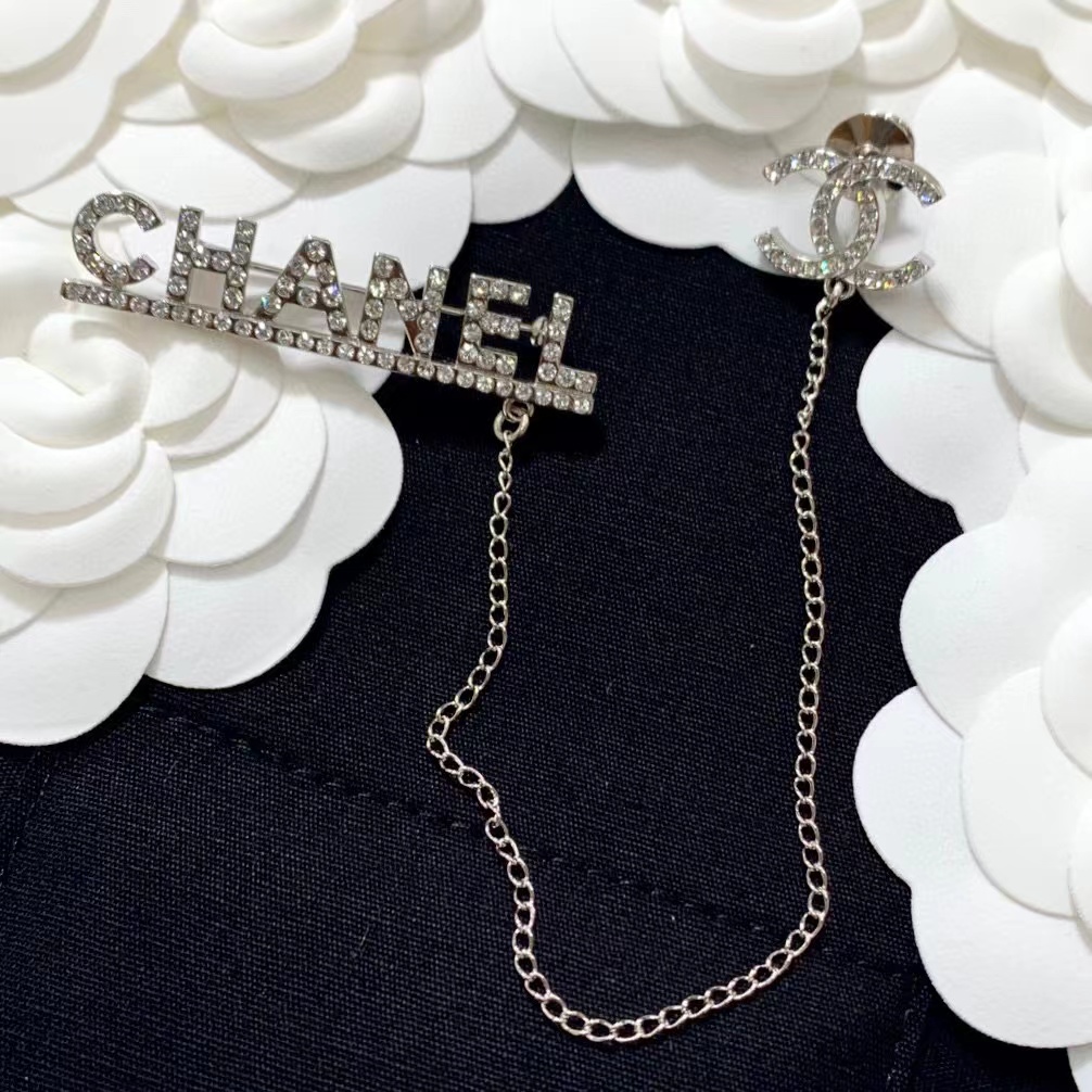 CHANE1 タッセルレターブローチ【 50％割引+送料無料】