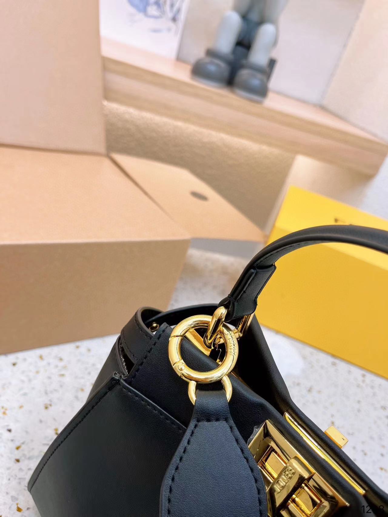 FEND1 Peekaboo ハンドバッグ【 50％割引+送料無料】