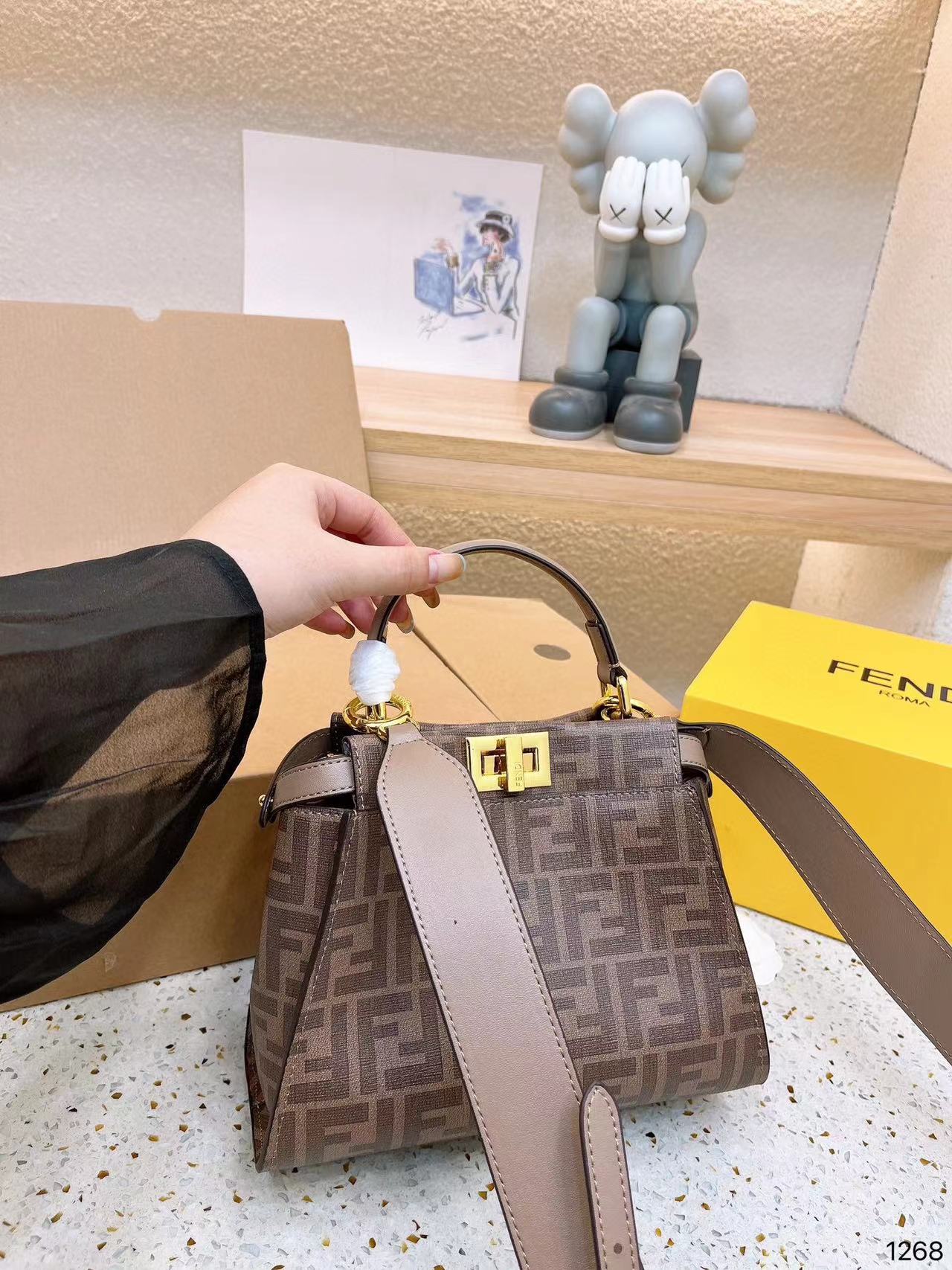 FEND1 Peekaboo ハンドバッグ【 50％割引+送料無料】