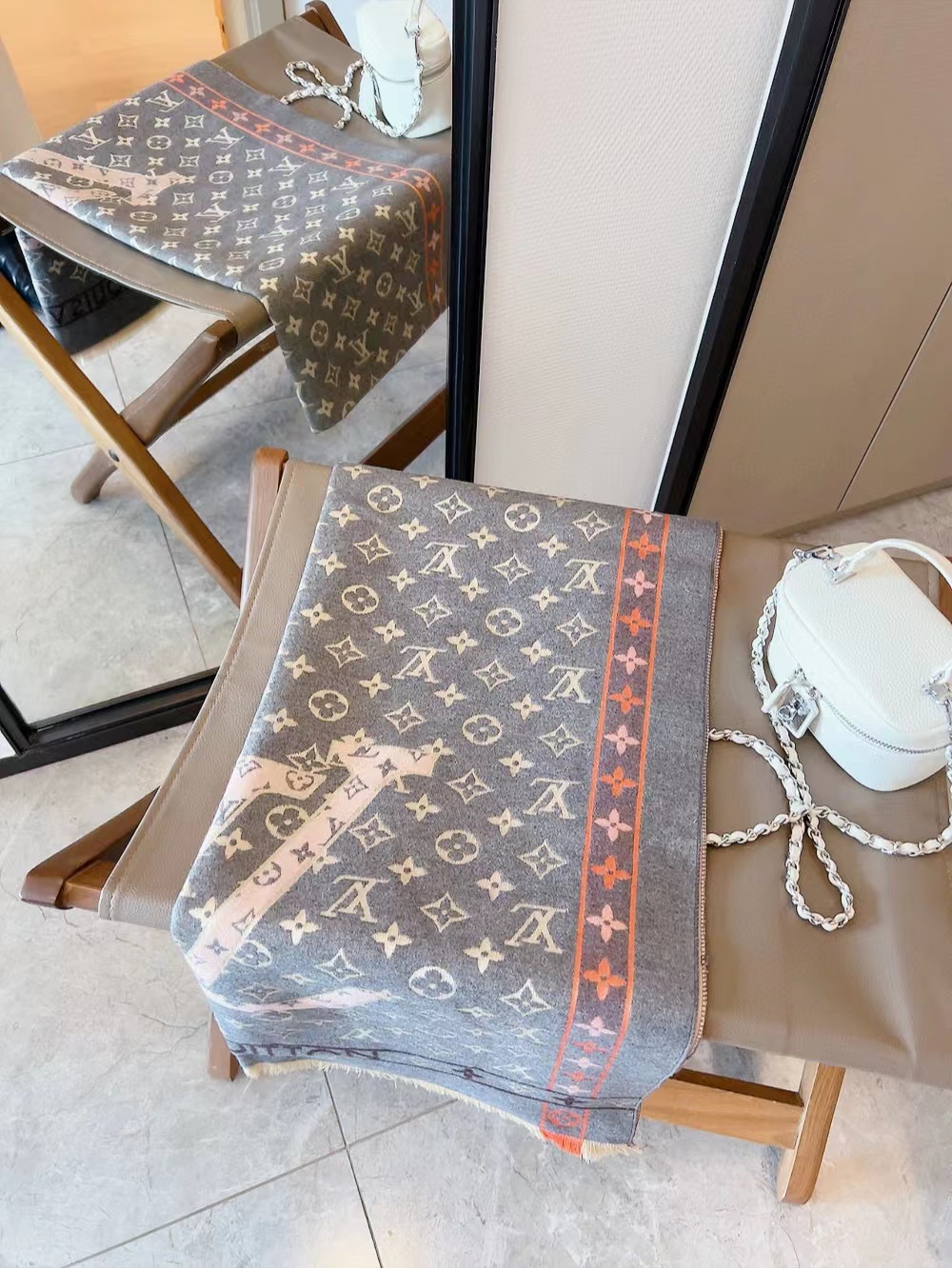 LV クラシック 四つ葉のクローバー 老眼スカーフ【50％割引+送料無料】