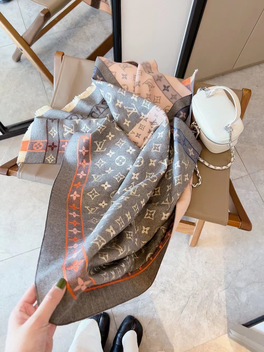 LV クラシック 四つ葉のクローバー 老眼スカーフ【50％割引+送料無料】