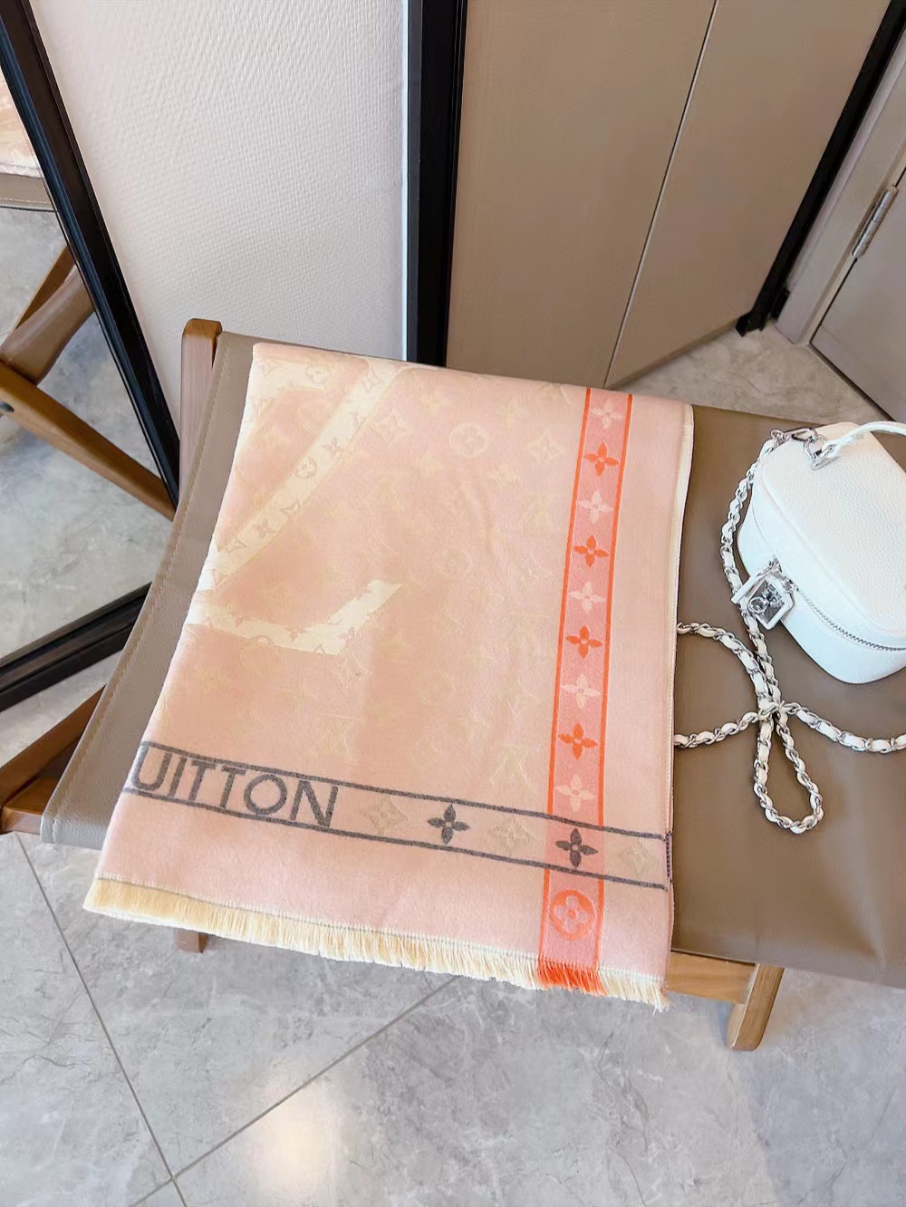 LV クラシック 四つ葉のクローバー 老眼スカーフ【50％割引+送料無料】