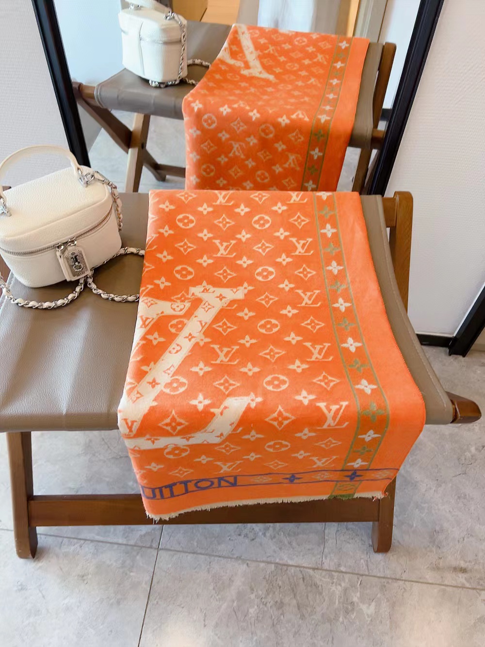 LV クラシック 四つ葉のクローバー 老眼スカーフ【50％割引+送料無料】