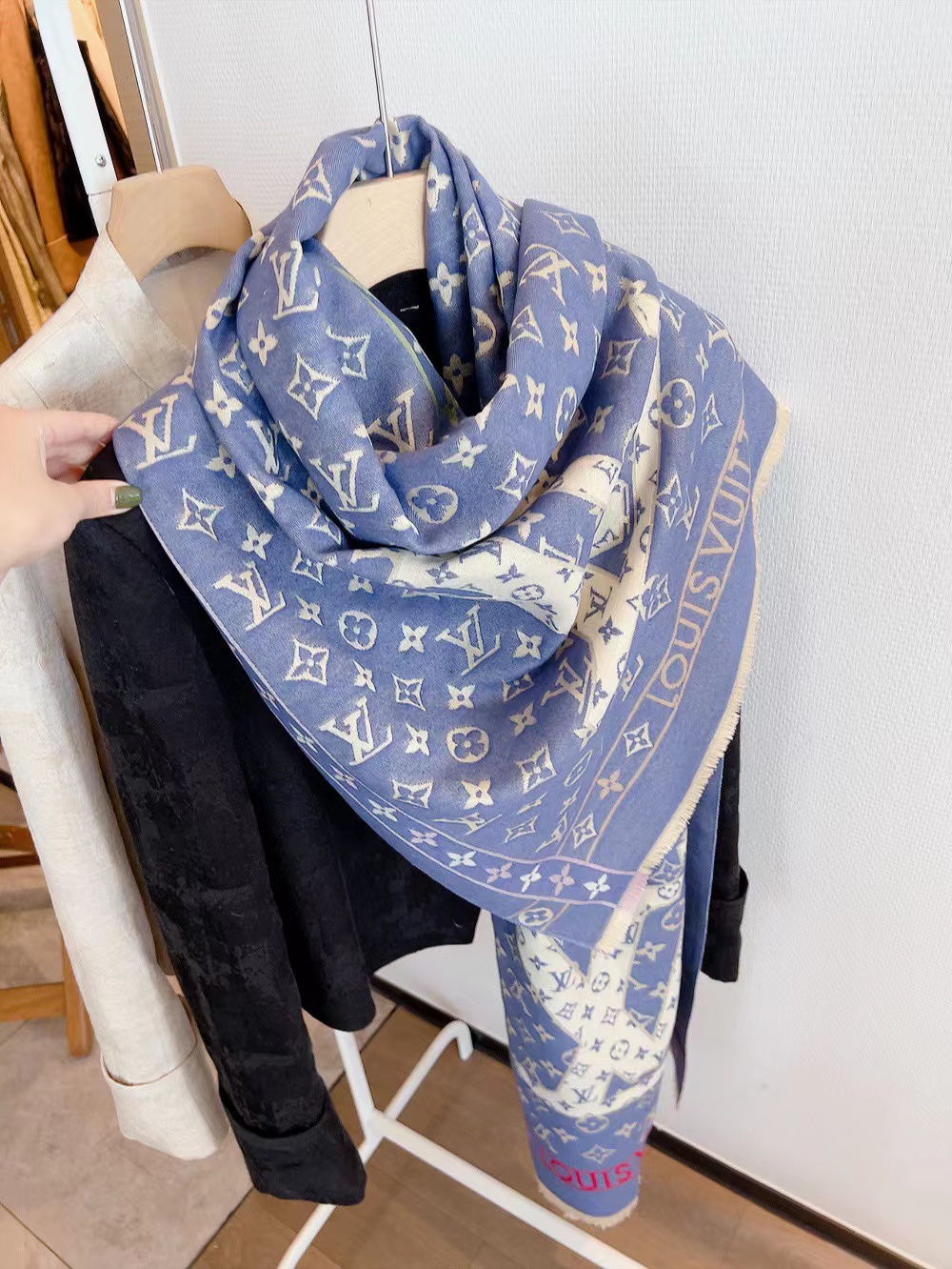 LV クラシック 四つ葉のクローバー 老眼スカーフ【50％割引+送料無料】