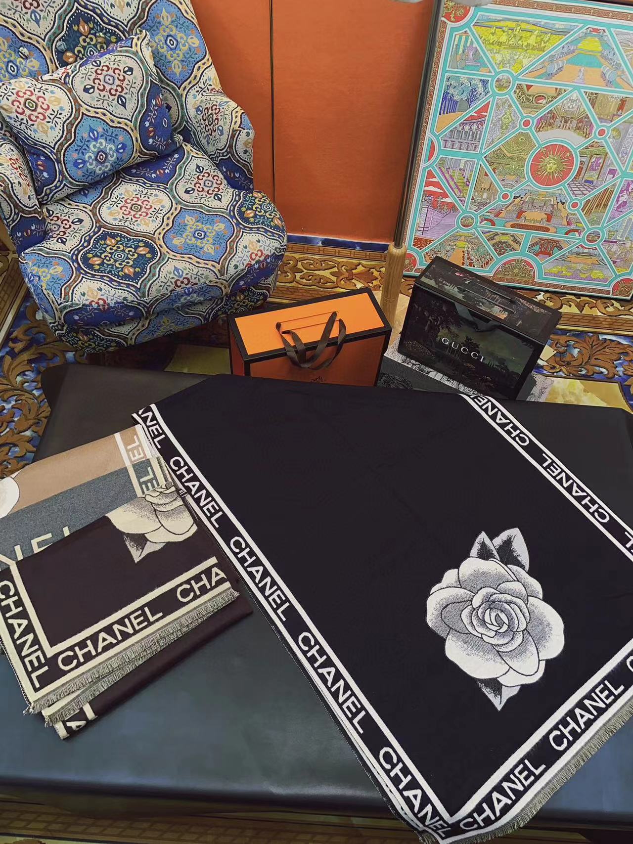 CHANE1 カメリア大ロゴスカーフ【50％割引+送料無料】