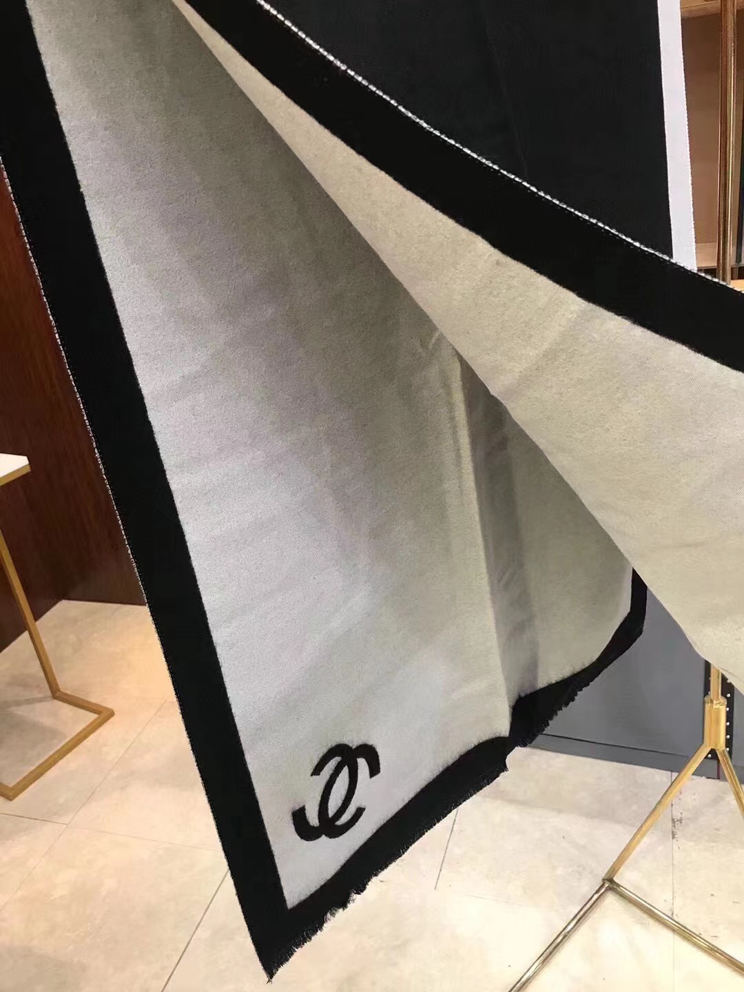 CHANE1 白黒ダブルCロゴスカーフ【50％割引+送料無料】