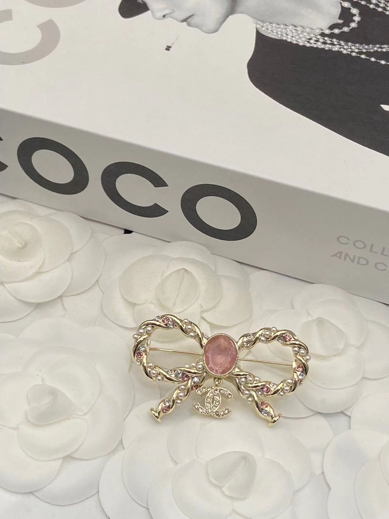 CHANE1 ピンク クリスタル ボウ ブローチ【50％割引+送料無料】