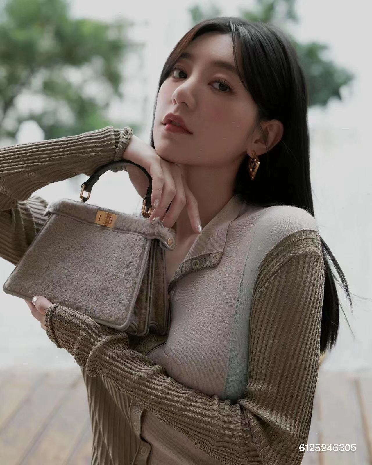 FEND1 Peekaboo ラムウール ハンドバッグ【50％割引+送料無料】