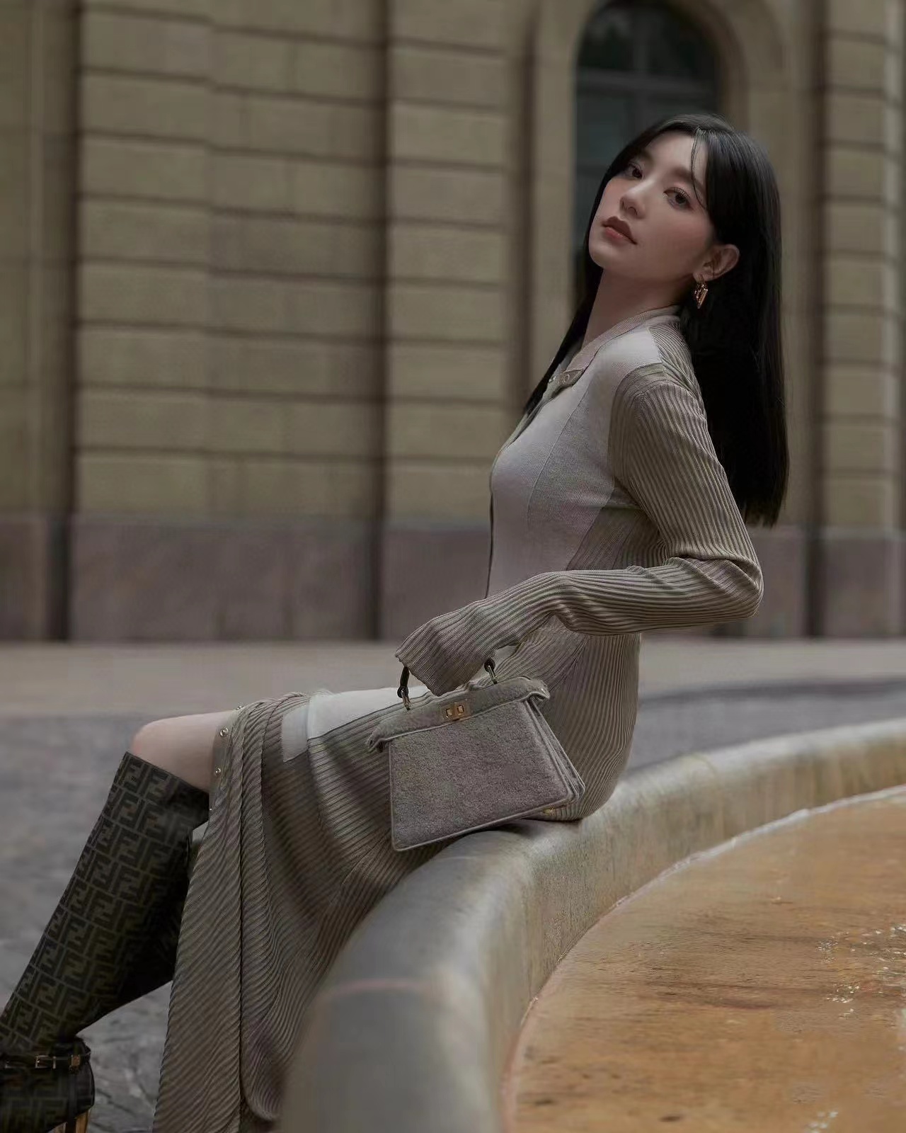 FEND1 Peekaboo ラムウール ハンドバッグ【50％割引+送料無料】