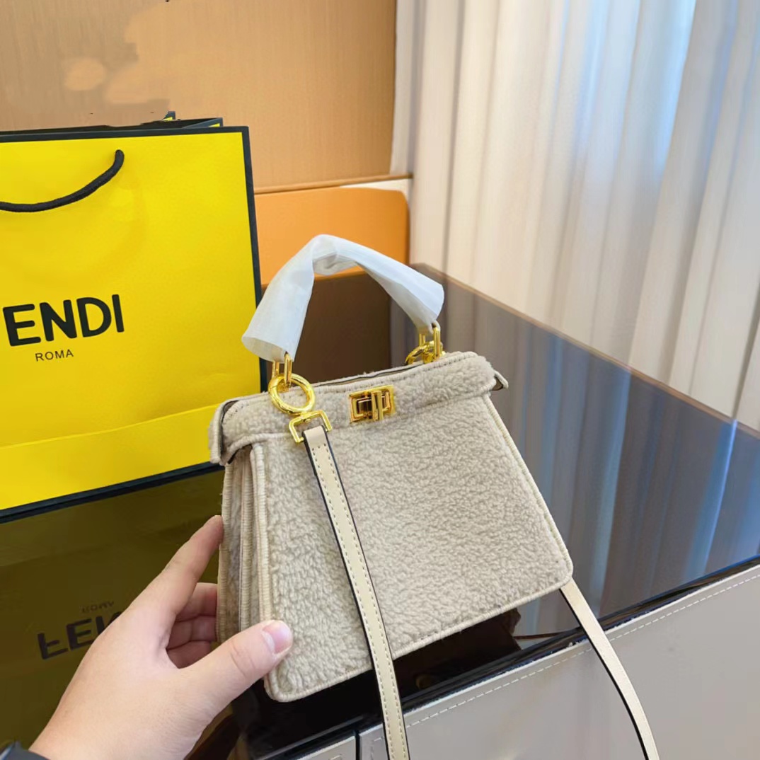 FEND1 Peekaboo ラムウール ハンドバッグ【50％割引+送料無料】