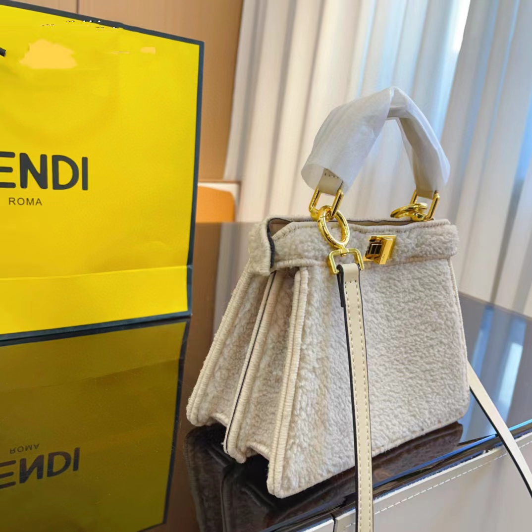 FEND1 Peekaboo ラムウール ハンドバッグ【50％割引+送料無料】