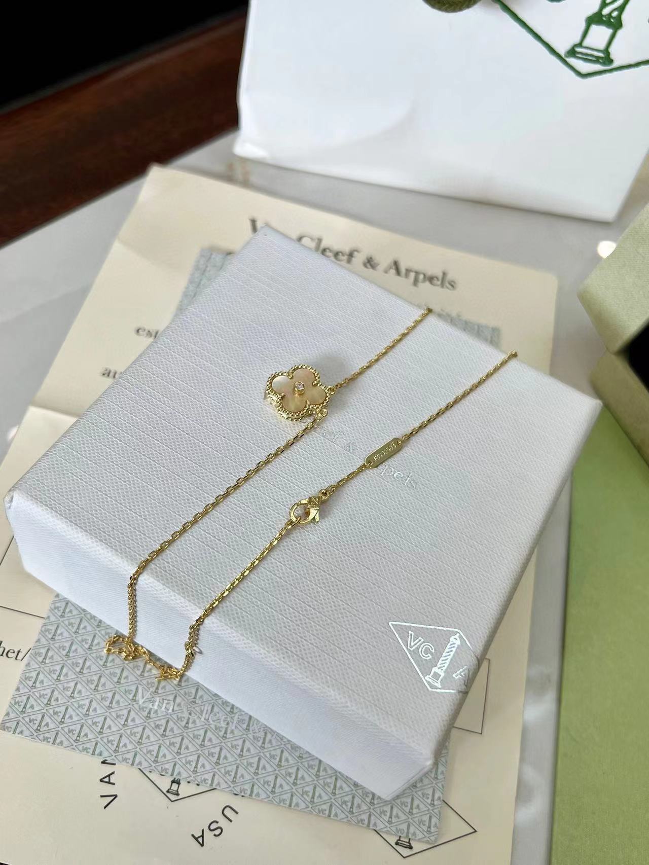 Van c1eef &Arpels ダイヤモンド四つ葉のクローバーネックレス【50％割引+送料無料】