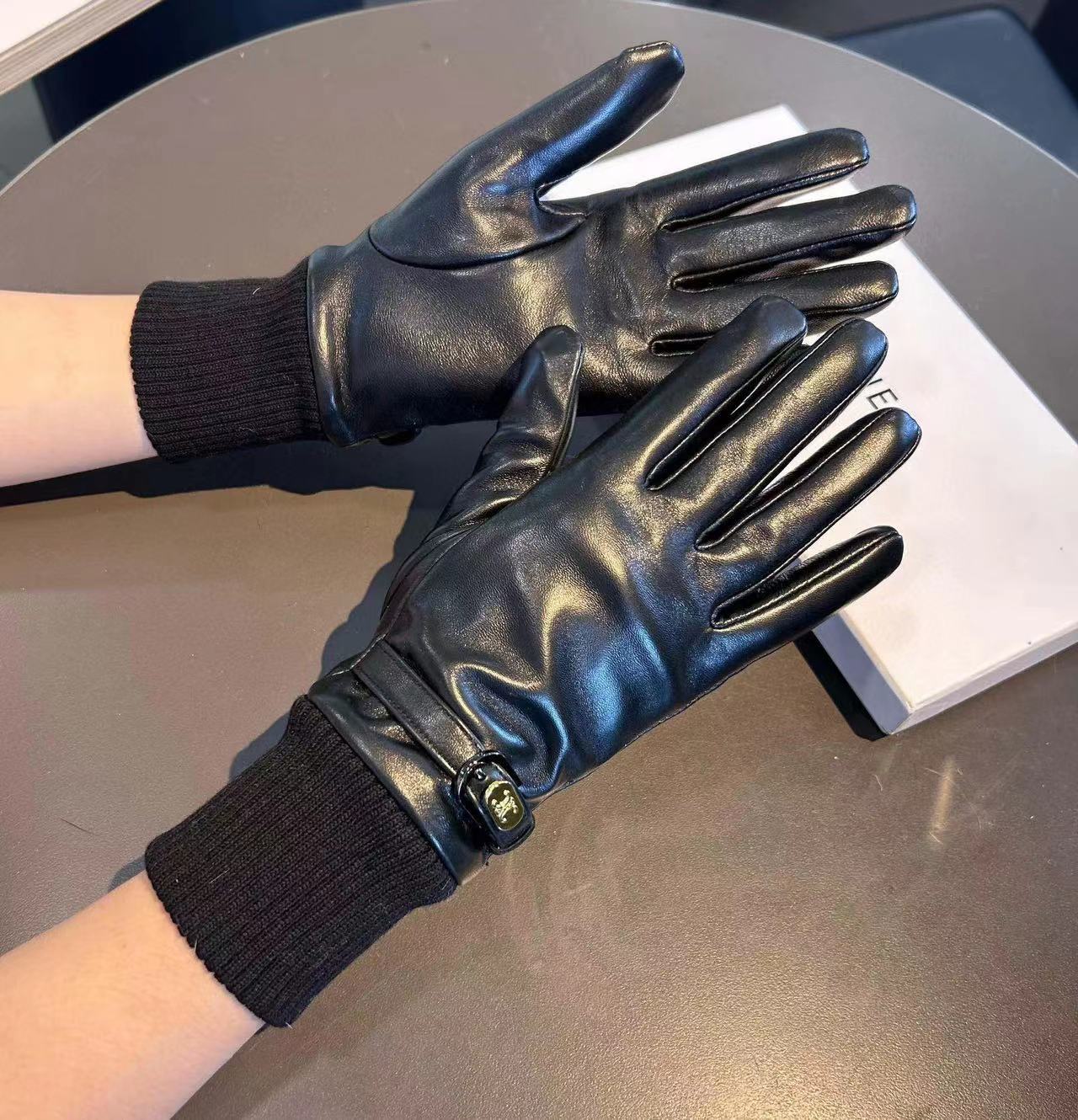 CEL1NE メタルロゴ シープスキン グローブ【50％割引+送料無料】