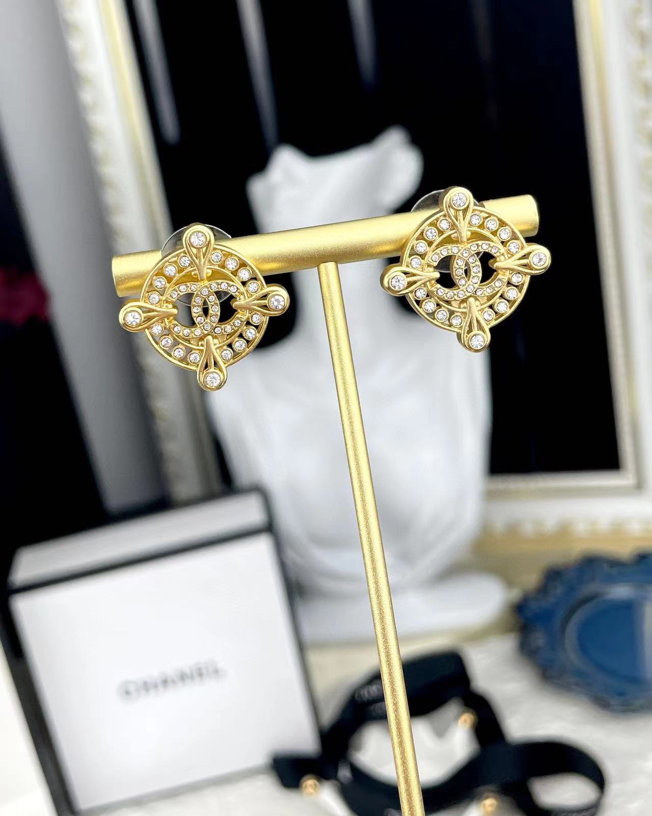 CHANE1 ダブル C フル ダイヤモンド 中空スタッド ピアス【50％割引+送料無料】