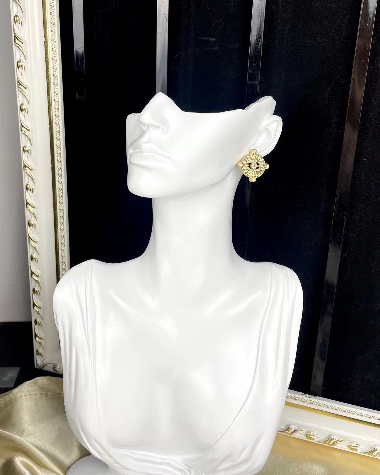 CHANE1 ダブル C フル ダイヤモンド 中空スタッド ピアス【50％割引+送料無料】