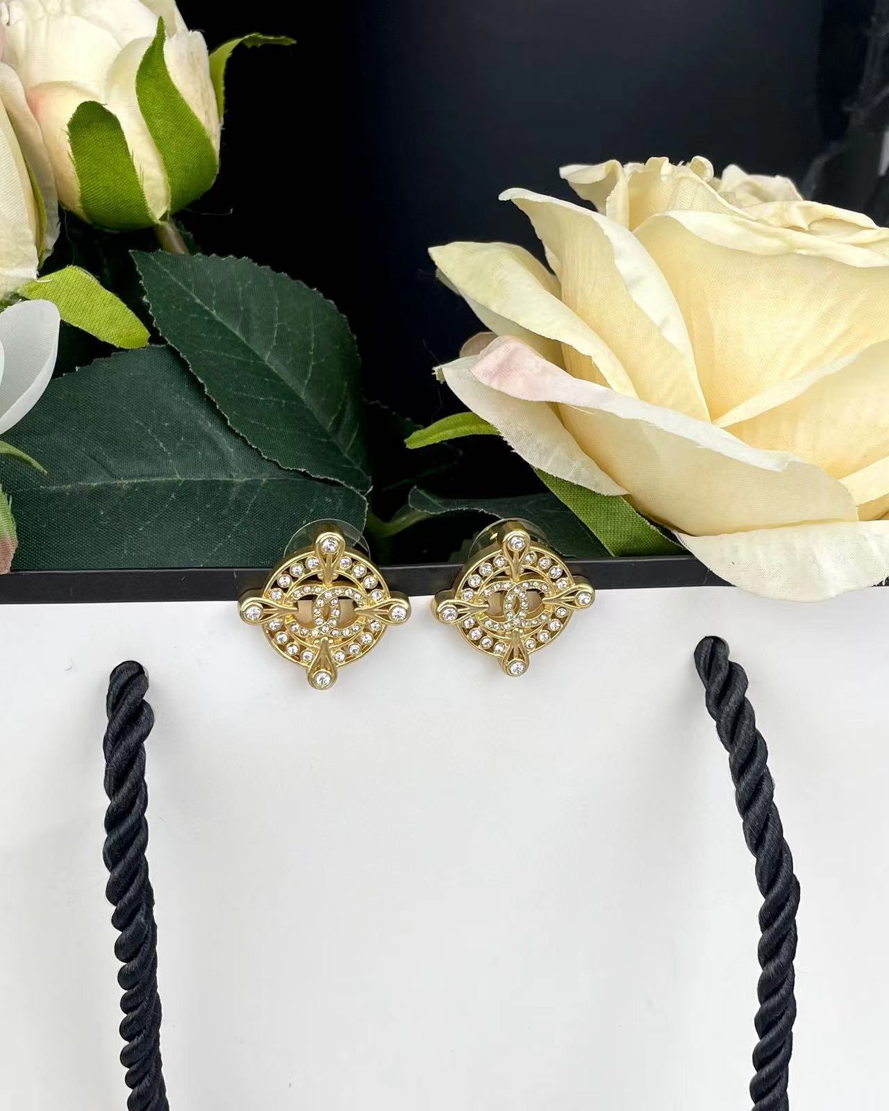 CHANE1 ダブル C フル ダイヤモンド 中空スタッド ピアス【50％割引+送料無料】