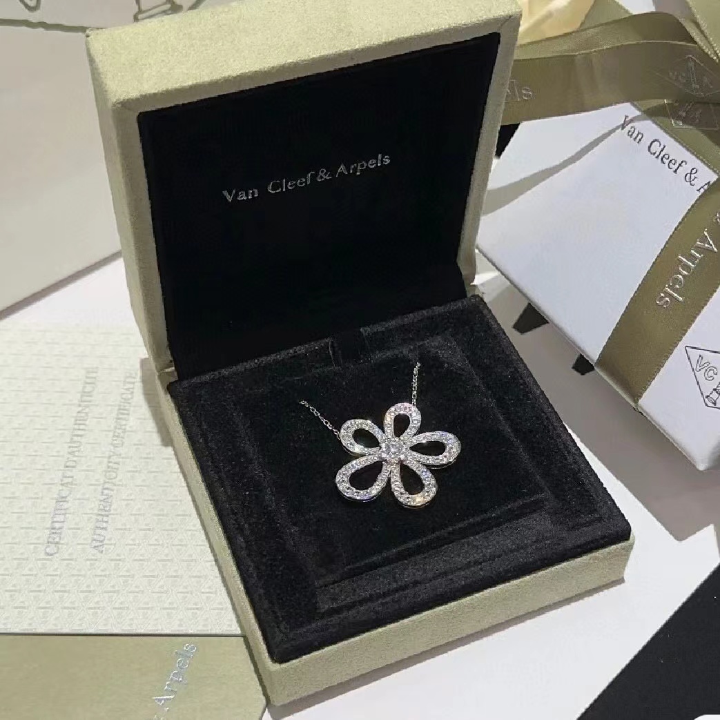 Van c1eef & Arpels 定番大輪フラワーネックレス【50％割引+送料無料】