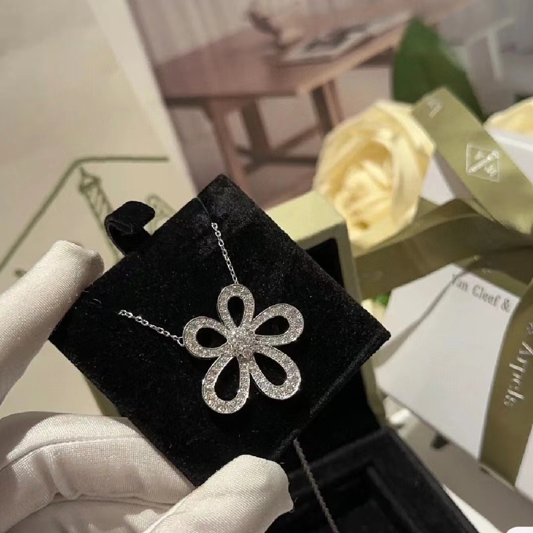 Van c1eef & Arpels 定番大輪フラワーネックレス【50％割引+送料無料】