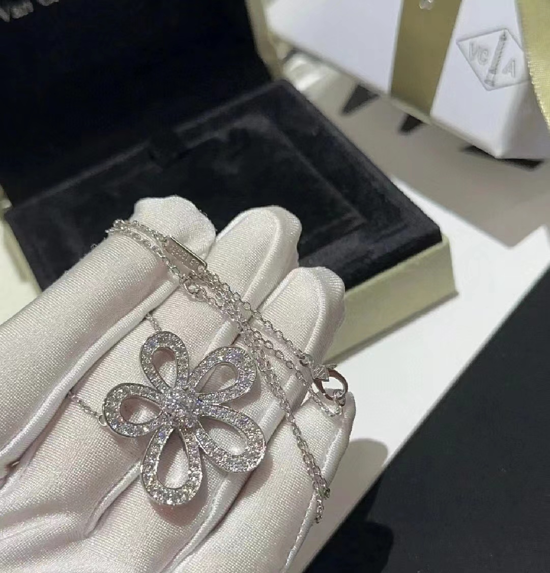 Van c1eef & Arpels 定番大輪フラワーネックレス【50％割引+送料無料】