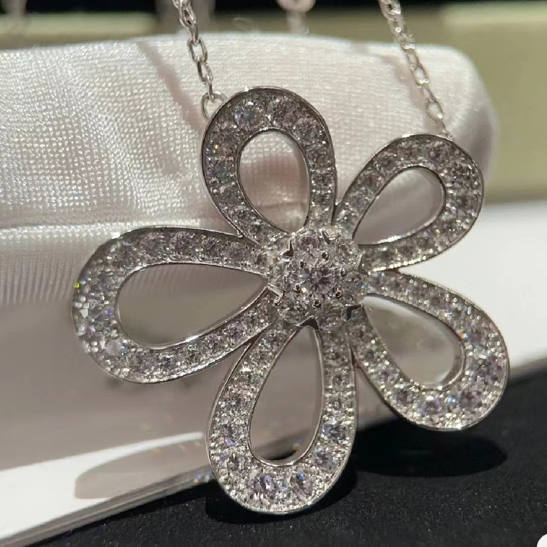 Van c1eef & Arpels 定番大輪フラワーネックレス【50％割引+送料無料】