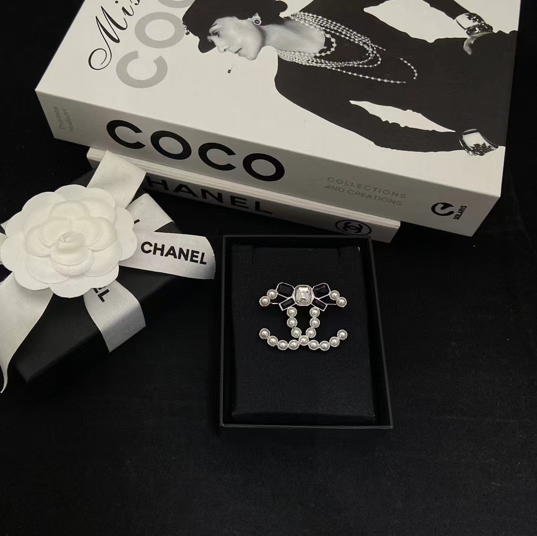 CHANE1 白黒パールブローチ【50％割引+送料無料】