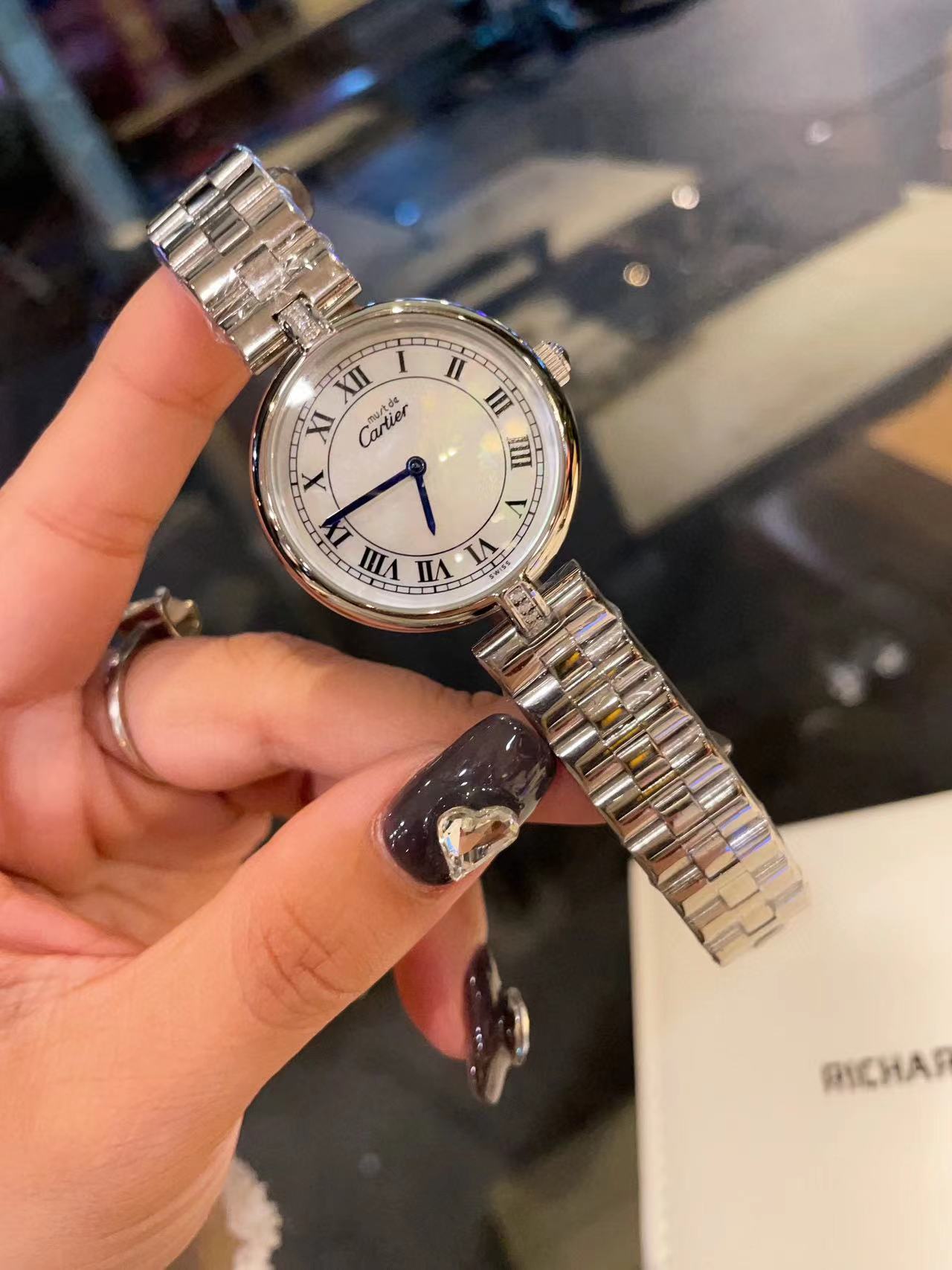 CART1ER シンプルなラウンドスチールバンドのレディース腕時計【50％割引+送料無料】