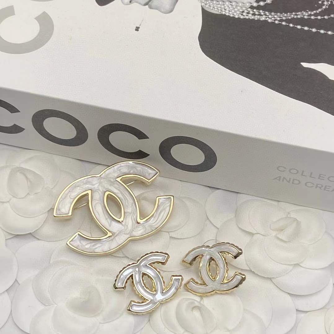 CHANE1 ホワイト ダブルC ピアス+ブローチ 2点セット【50％割引+送料無料】