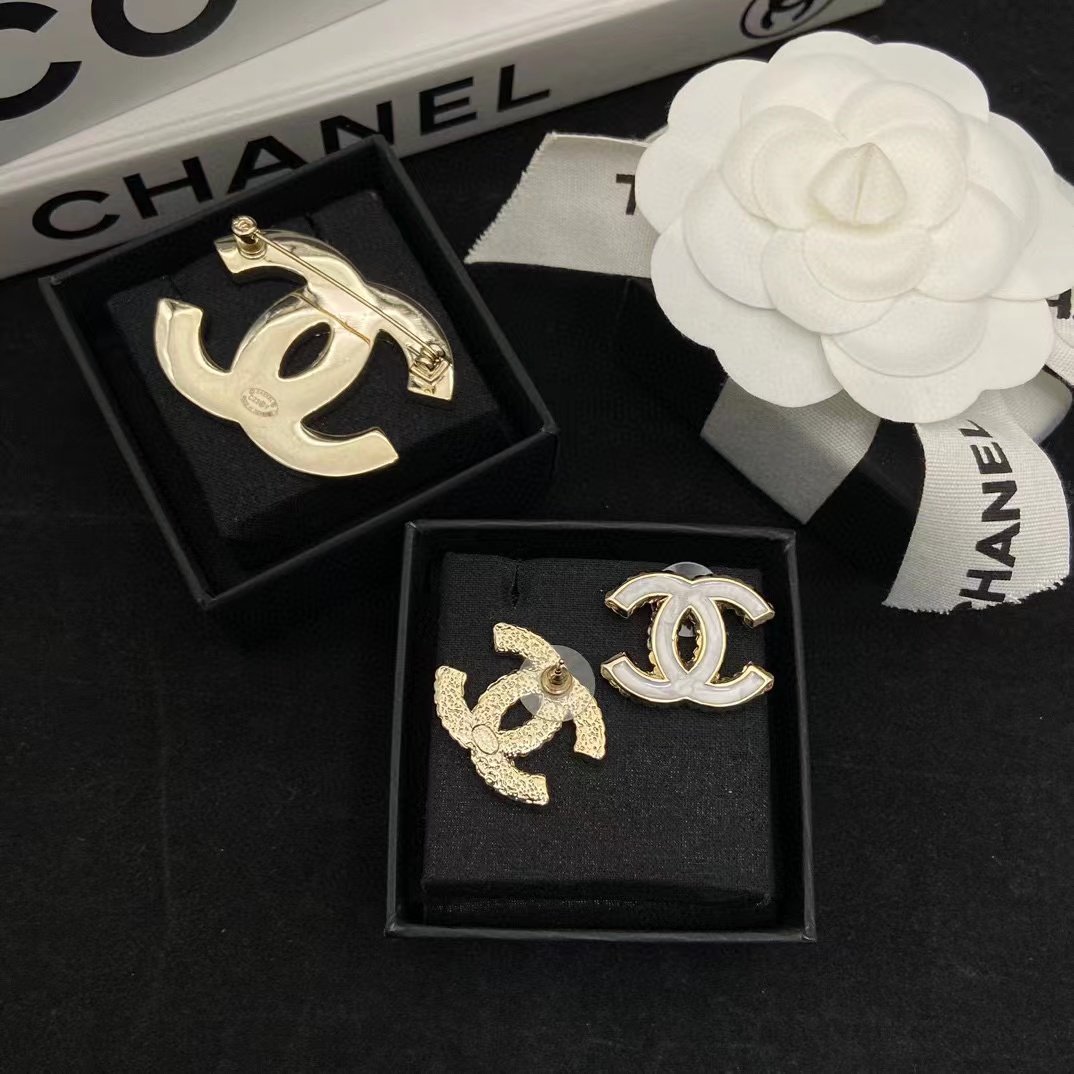 CHANE1 ホワイト ダブルC ピアス+ブローチ 2点セット【50％割引+送料無料】