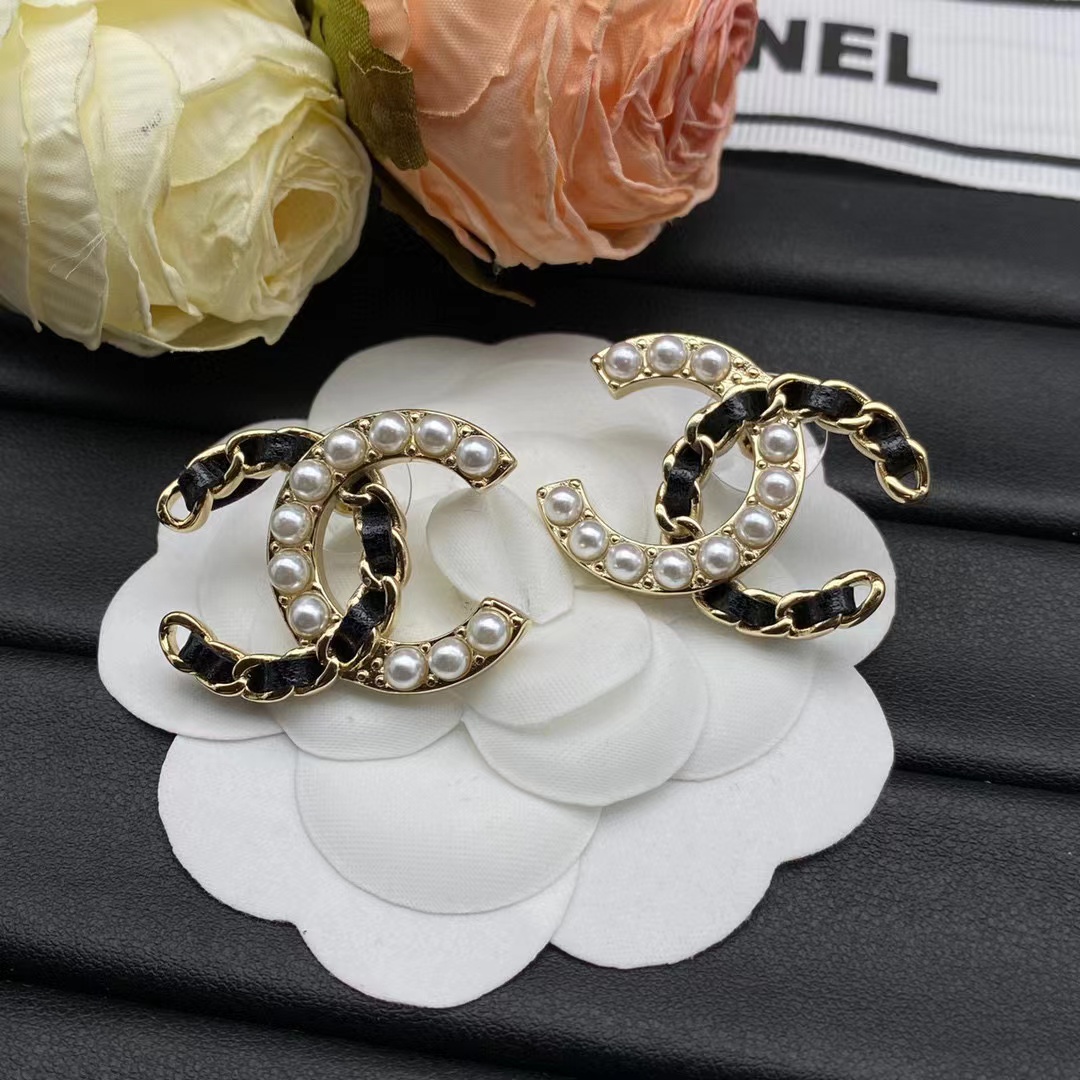 CHANE1 黒と白のダブル C スタッド ピアス【50％割引+送料無料】